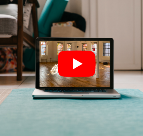 Online-Yoga live auf YouTube
